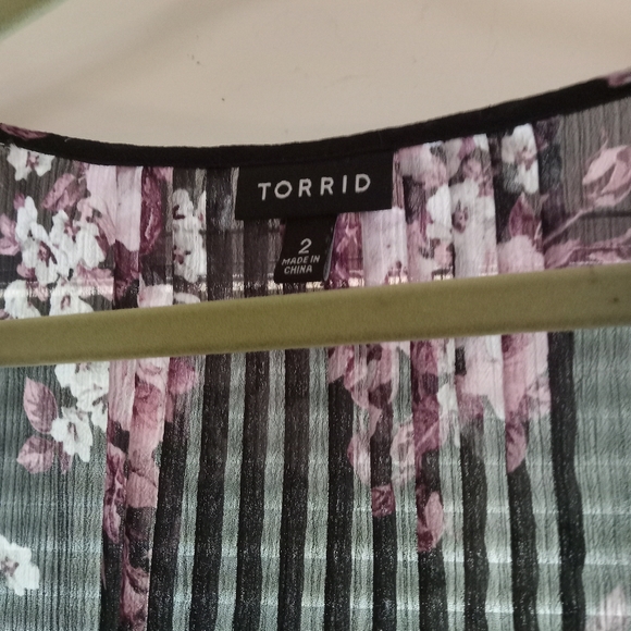Torrid Sheet Floral Top 2x - Picture 3 of 3